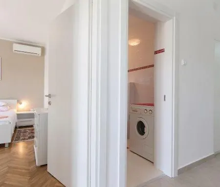 شقة Three-bedroom With Sea View ميدولين