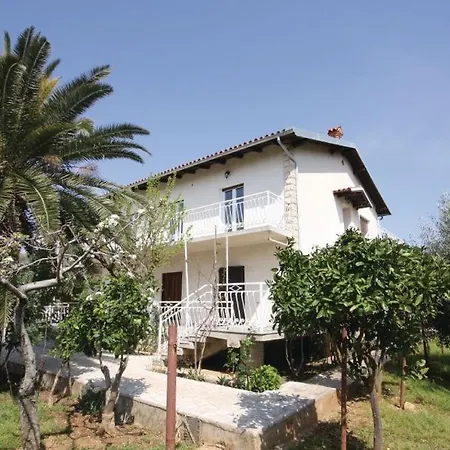 Three-bedroom With Sea View ميدولين