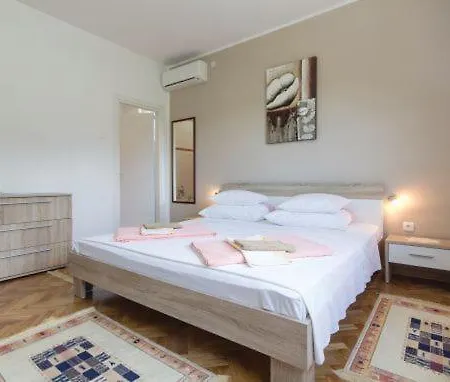 Three-bedroom With Sea View ميدولين
