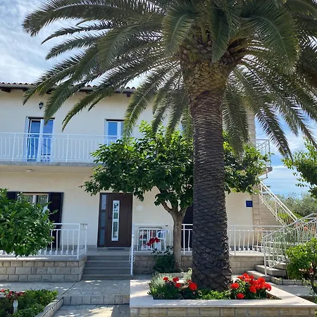 Three-bedroom With Sea View شقة