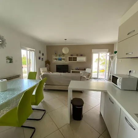 شقة Three-bedroom With Sea View ميدولين