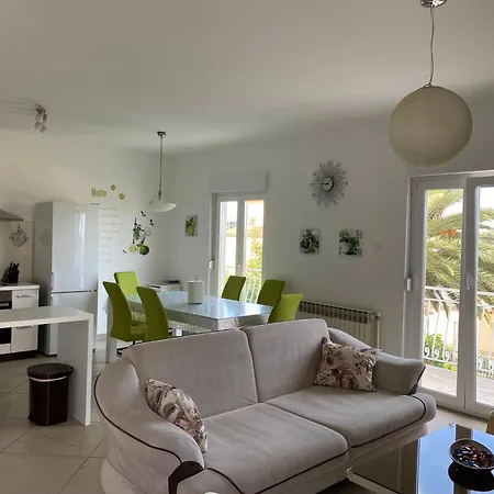 Three-bedroom With Sea View *