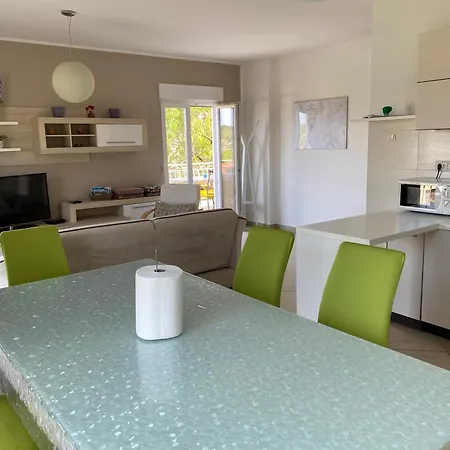 Three-bedroom With Sea View Appartement